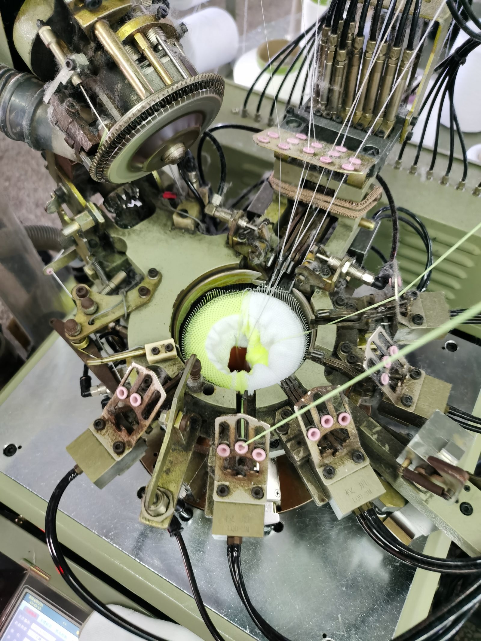 Industrial sock knitting machine